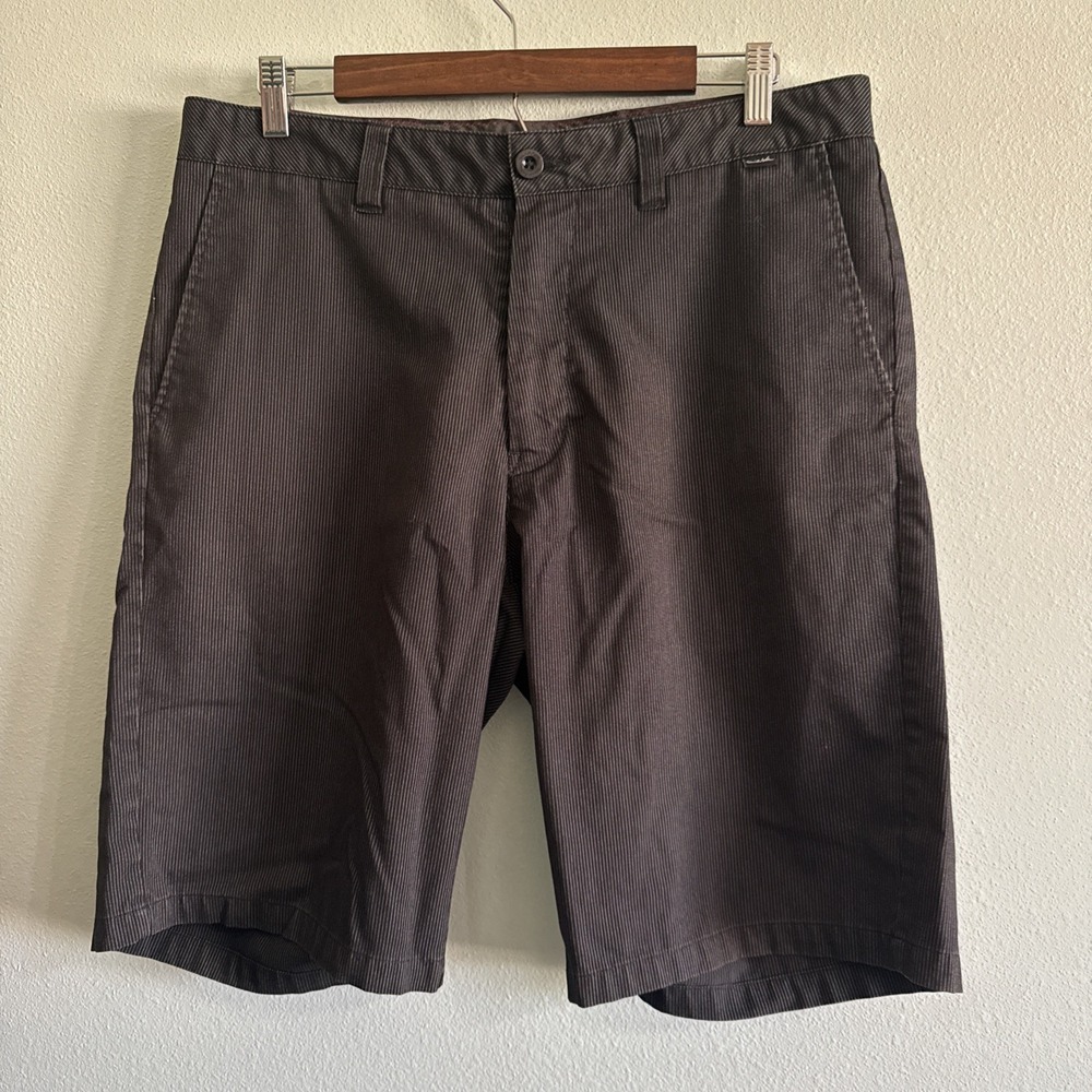 Travis Mathew Performance Golf Shorts Black pinstripe Mens Size 34 inseam 11"